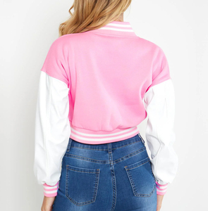 Veste de baseball universitaire personnalisée pour femmes style universitaire court avec manches en cuir véritable corps en laine et patchs de logo en chenille - Product Image 2
