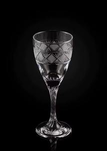 Verre à vin en verre transparent tendance avec un pied fin et un bol équilibré rehaussant les arômes et les saveurs et offrant une présentation de table sophistiquée - Product Image 2