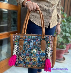 Bolso bordado tradicional hecho a mano indio para mujer, bolso de compras con borlas Banjara Vintage, bolso de mano bohemio Hippie con estilo - Product Image 1