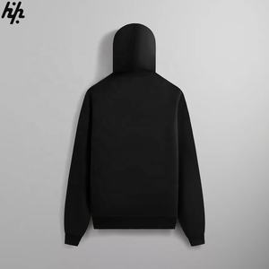 Elegante Sudadera con capucha negra con logotipo geométrico blanco Tela suave Puños acanalados Práctico bolsillo de canguro Accesorio de moda sin esfuerzo - Product Image 2