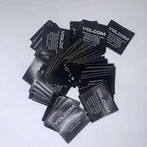 Etiqueta de Cuello Tejida Personalizada con Logotipo, Plegado Central, Algodón Lavable para Prendas - EN STOCK LEADER L0050 - Product Image 3