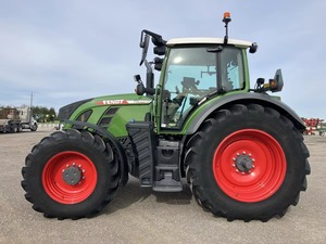 Tracteur agricole Fendt 724 Vario 2019 de performance supérieure - 240 CV, transmission par engrenages, moteur/roulements à technologie avancée, efficacité de pointe, supériorité - Product Image 3