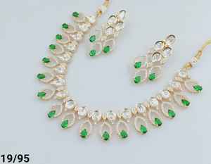 ชุดสร้อยคอพร้อมต่างหูเข้าชุดสำหรับผู้หญิง Kundan แบบดั้งเดิมสีทองสไตล์แฟนซีมีสไตล์ล่าสุด - Product Image 2