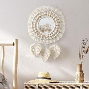Miroir mural décoratif en macramé avec des détails de franges uniques et un charme fait main adapté aux espaces de bureau - Product Image 1