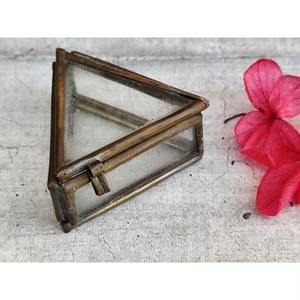 Mini boîte à bijoux moderne et intemporelle Triangle Organisateur élégant pour bagues, boucles d'oreilles, colliers, bracelets et accessoires quotidiens - Product Image 4