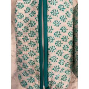 Bolsa de Cosméticos Verde Buti - Bolsa de Maquillaje Portátil de Poliéster Estilo Bohemio con Cierre, Bordada, Ecológica, Resistente al Agua y Personalizable - Product Image 1