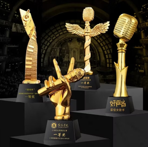 Trofeo de Micrófono Dorado Personalizado para Concurso de Oratoria, Elegante y Moderno Trofeo de Música de Resina, Cristal y Metal - Product Image 4