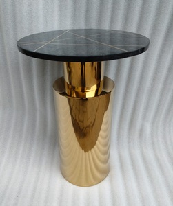 Mesa redonda lateral de acero inoxidable con mármol natural negro e incrustaciones de latón y estructura recubierta de deposición física de vapor - Product Image 5