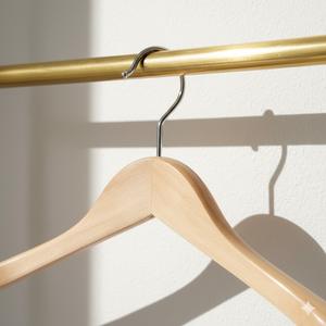 Cintres de luxe écologiques en bois de Schima Superba avec crochet en nickel perlé pour l'affichage de vêtements en boutique - Product Image 4