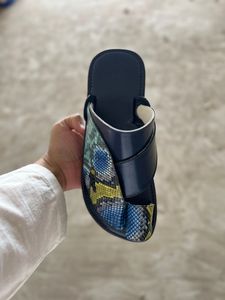 Sandalias de estilo saudí para hombres y mujeres sandalias árabes con estampado de serpiente hechas a mano - Product Image 2