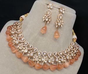 Collier et boucles d'oreilles en laiton Kundan de qualité supérieure serties de diamants américains Bijoux de mariée élégants pour mariages et fêtes - Product Image 1