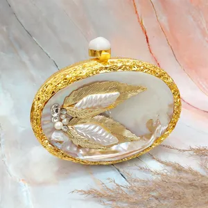 Pochette classique en laiton nacre avec finition dorée mariage avec superposition de nacre scintillante pour les fêtes - Product Image 4