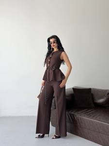 Ensemble de costume élégant en satin marron pour femme avec haut sans manches boutonné et pantalon long, idéal pour l'automne - Product Image 2