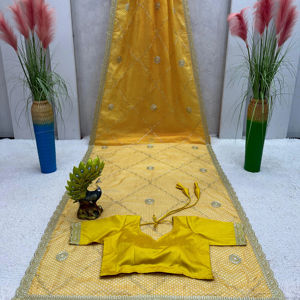 Hermoso Sari de diseñador con impresión digital y codificación con trabajo de hilo y blusa - Product Image 1