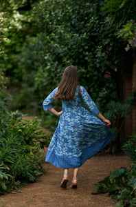 Robe Amelie imprimée à la main, longueur mollet, bohème, bleu floral, en coton, décontractée, occasionnelle, fabriquée à la main, mode éthique - Product Image 5