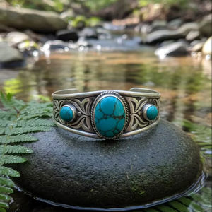 Bracelet manchette bohème fait main Garmani en argent et turquoise, jonc perlé réglable en laiton ajouré, bijoux fins - Product Image 4