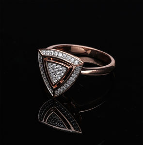 Bague en or 14 carats avec diamant naturel au design trillion géométrique moderne avec diamants ronds pavés dans un cadre triangulaire superposé - Product Image 1