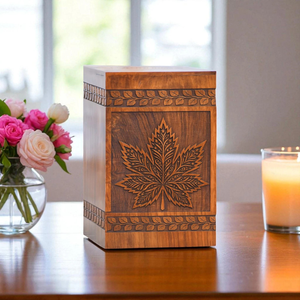 Urne funéraire en bois gravée feuille d'érable, souvenir commémoratif personnalisé pour les cendres d'adultes, urnes funéraires pour hommes et femmes - Product Image 1