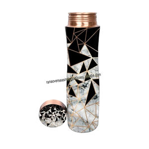 Bouteille d'eau en cuivre de qualité supérieure de conception classique avec des avantages ayurvédiques pour la santé pour l'école de yoga sportive - Product Image 6