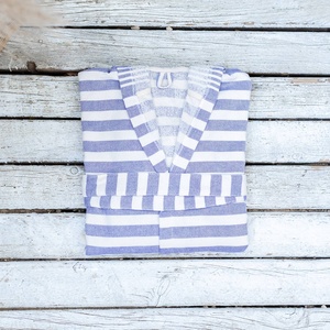 Peignoirs en gros - Peignoir à capuche rayé violet en coton turc 100% éponge Andalousie, fournisseur OEM pour hôtels, spas et centres de villégiature - Product Image 3