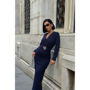 Vestido de Noche Azul Marino con Cuello en V, Manga Larga, Detalle de Accesorio en la Cintura y Estilo Largo Drapeado - Product Image 4