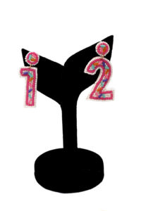 Nouvelles boucles d'oreilles élégantes faites à la main avec des perles et des glands, boucles d'oreilles personnalisées avec des lettres en perles, bijoux tendance, vente en gros - Product Image 2