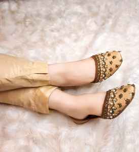 Les plus vendus en cuir Mojari Punjabi Style Jutti mariage Khussa Jutti broderie de perles Khussa pour les femmes fabriquées au Pakistan - Product Image 5
