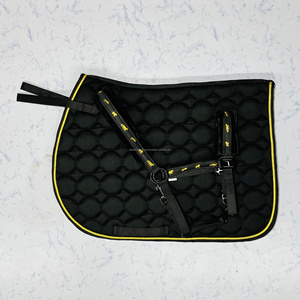 Vente en gros de tapis de selle et de licou pour cheval personnalisés design de pied de balle matelassé avec garniture de cordon doré pour l'équitation et la course - Product Image 1