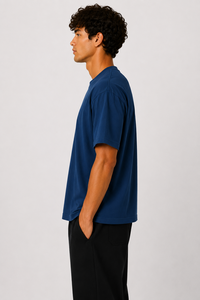 Elegante y sencilla, esta camiseta de ajuste clásico para hombre utiliza Algodón puro y diseño italiano para la transpirabilidad y la facilidad diaria azul oscuro - Product Image 2