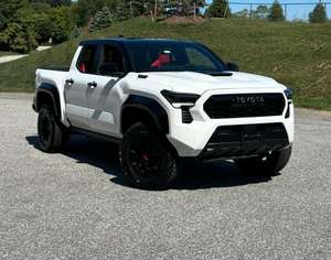 Caja de Cambios Automática para Toyota Tacoma Pickup 2024 con Volante a la Izquierda, Interior de Cuero Color Oscuro, Tamaño de Neumáticos R17 - Product Image 3