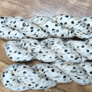 Ruban en soie de sari à pois écologique, teint à la main et recyclé, rubans en soie de sari à pois colorés, vente en gros, fournitures artisanales - Product Image 1