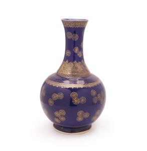 Vases à fleurs en métal violettes faits à la main de haute qualité - Écologiques, économiques, à structure équilibrée et visuellement apaisante - Product Image 1