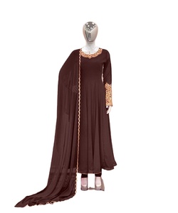 แกลมัวร์เจียมเนื้อเจียมตัว: ชุดเดรสมุสลิม Abaya ผู้หญิง ดูไบ - เติมตู้เสื้อผ้าของคุณด้วย Abayas เจียมเนื้อเจียมตัวและมีสไตล์เพื่อการผสมผสานของความสง่างาม - Product Image 1