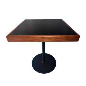 Table basse en bois carrée compacte moderne avec support en métal élégant pour meubles de maison ou de café/restaurant - Product Image 1