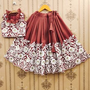 Ensemble Lehenga Choli pour enfants, brodé de fleurs, longueur au sol |   Tenue ethnique pour fête de filles et mariage |   Fabricant et exportateur toutes saisons - Product Image 1