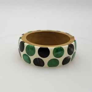 Brazalete de madera con incrustaciones de resina Bon o cuerno Estos tipos de brazaletes a menudo son hechos a mano y vendidos por varias empresas - Product Image 1