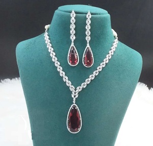 Ensemble de bijoux en diamant américain classique Accessoires de fête pour femmes avec une finition étonnante disponible à bas prix avec quantité minimale de commande prêt - Product Image 1