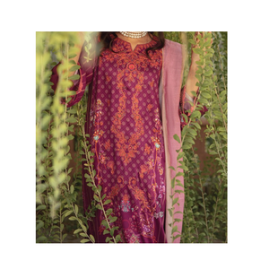 Dernières robes 3 pièces respirantes en velours côtelé imprimé pour femmes Impression numérique fabriquée au Pakistan disponibles à la vente - Product Image 5