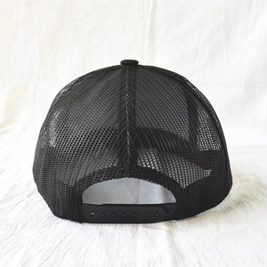 Casquette Trucker Classique à 6 Panneaux et Visière Plate, en Denim Personnalisé avec Patch Tissé, Dos en Maille, Fermeture Snapback, Noir Uni pour le Sport - Vente en Gros - Product Image 5