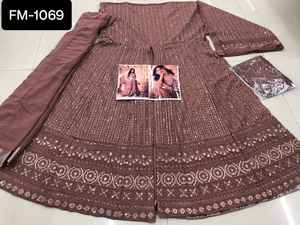 Robe Kurti en tissu pur chinon pour femmes coupée avec un design complexe vêtements traditionnels indiens et pakistanais pour femmes - Product Image 3