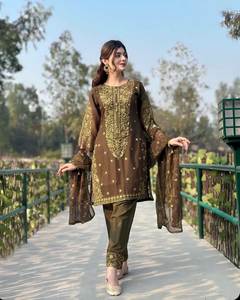 2024 dernière robe ethnique indienne et pakistanaise moderne de haute qualité pour occasion spéciale avec travail de broderie mode pakistanaise - Product Image 4