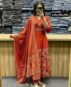 ชุดสาหรี่กะมีซสมัยใหม่พร้อมงานปักที่สวยงาม ทำจากผ้าฝ้าย ดีไซน์แบบกลับด้านได้ เหมาะสำหรับงานแต่งงานและงานเทศกาลดีวาลี - Product Image 1