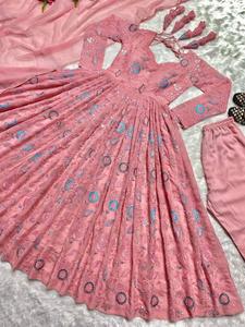 Traje Anarkali de diseñador en New Fancy Style Heavy Faux Georgette con Secuencia de 5mm y trabajo de bordado (mangas completas) para mujer - Product Image 2