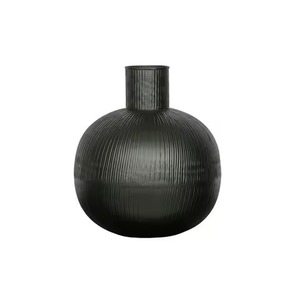 Vase contemporain en métal en fer Pièce maîtresse décorative minimaliste pour la décoration de table et de bureau d'intérieur de maison moderne - Product Image 3