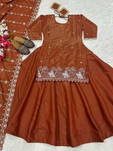 Sain et Desi femmes spécial pur mijoter soie motif à manches longues mi-longueur Kurti & Lahenga avec bordure en dentelle Dupatta ensemble à vendre - Product Image 6