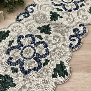 Chemin de table design floral fait à la main accessoire décoratif perlé tricoté pour décor d'accent de maison de table à manger - Product Image 3