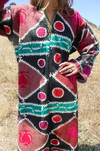 Robe trapèze mi-longue en jersey de coton respirant, écologique, avec un magnifique motif géométrique et une broderie à la main détaillée et élaborée. Taille - Product Image 4