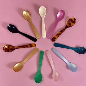 Cuchara de resina para servir con acabado brillante de lujo Cubiertos de comedor artísticos para comidas elegantes Casas y restaurantes - Product Image 1