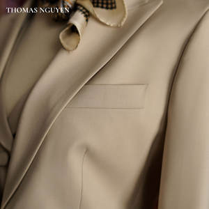 Traje de Mujer de Tres Piezas en Beige, Elegante y Potente, con Chaqueta, Pantalones y Chaleco |   Colección Femenina |   Vietnam - Product Image 3