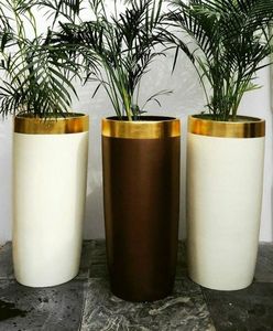 Vases cylindriques en métal faits à la main, parfaits pour l'intérieur de la maison, avec un attrait décoratif haut de gamme à prix de gros - Product Image 2